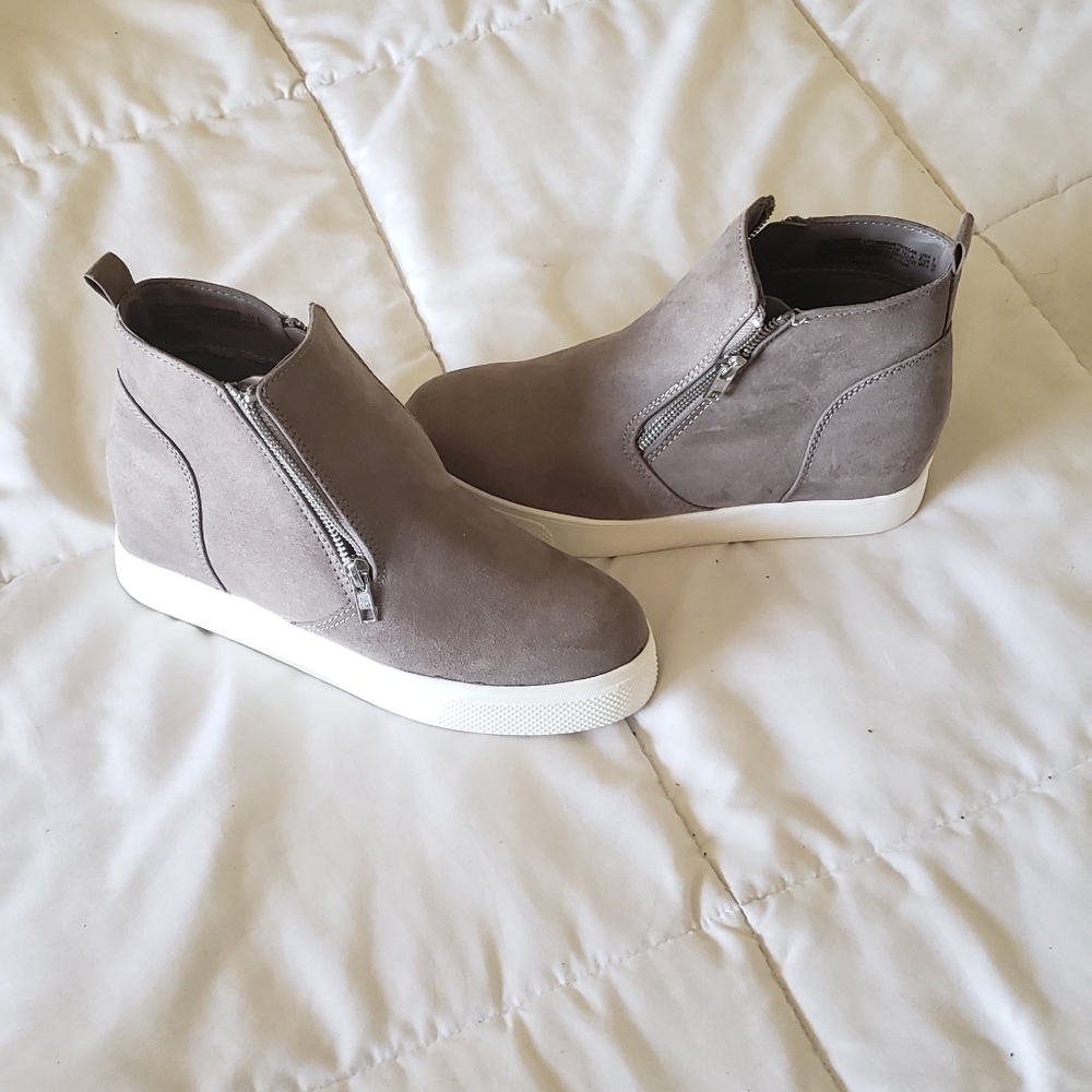 Wedge tennis shoes
